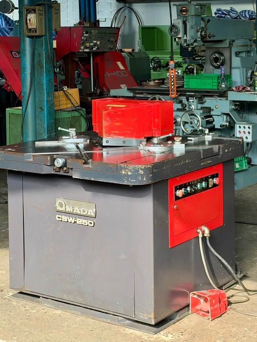 Double-Head Corner Notching Machine AMADA · CSW-250