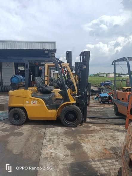 Forklift, LPG-powered, 3-ton capacity CAT