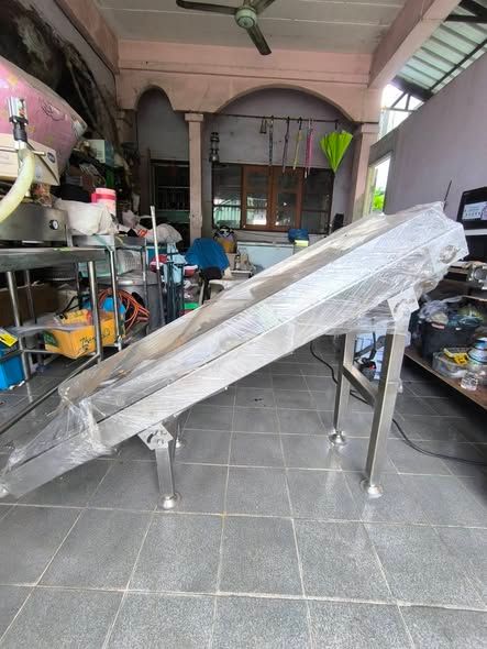 สายพานลำเลียงสินค้า