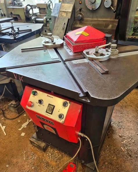 Corner Notching Machine AMADA · CS-220