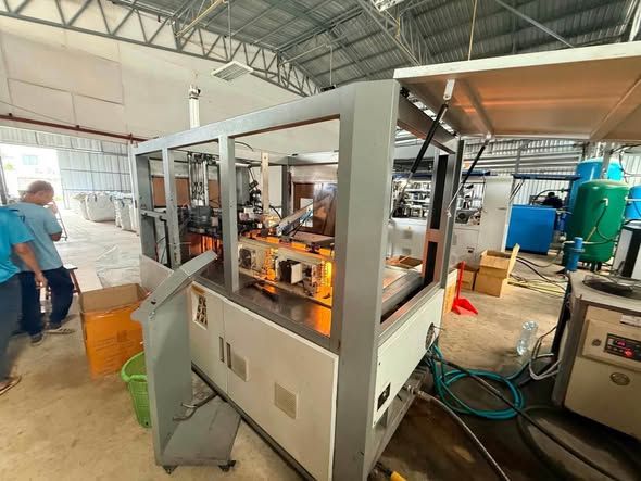 PET Bottle Blow Molding Machine