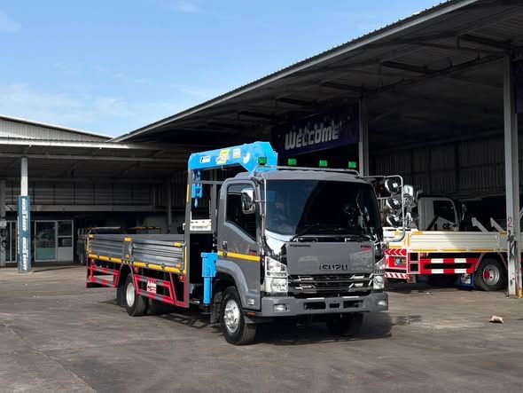 Truck-Mounted Crane Tadano · ISUZU NQR 190; Tadano 3 ตัน 3 ตอน