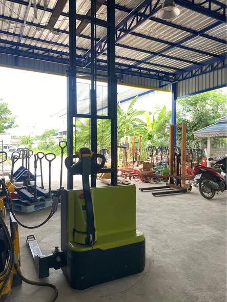 Electric Stacker Forklift