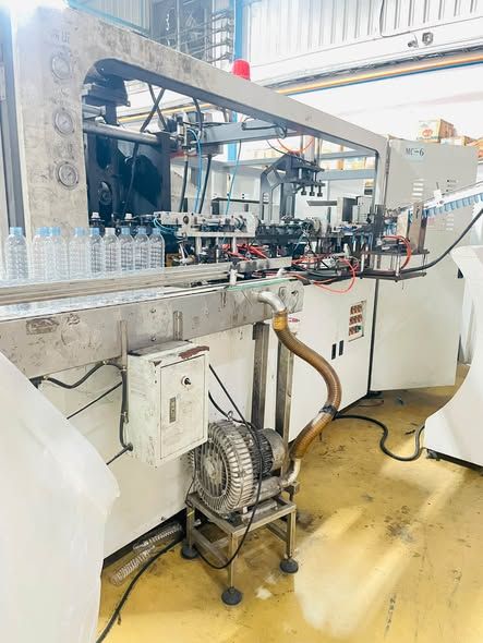 PET Bottle Blow Molding Machine, 4 Cavity