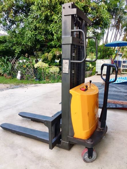 Electric Stacker