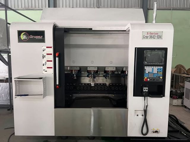 เครื่องแมชชีนนิ่งเซ็นเตอร์ CNC แนวตั้ง Gromax · GRM-3642-XD4