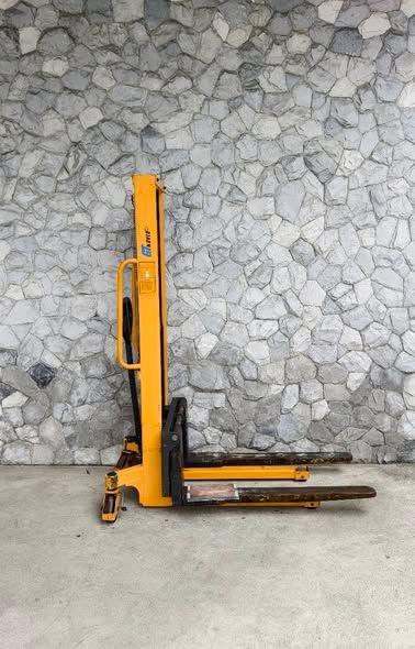 Manual Hydraulic Stacker