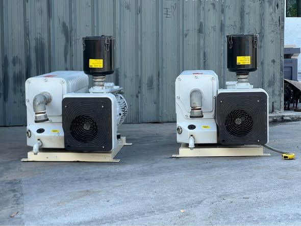 Vacuum Pump Leybold · Sogevac SV300B