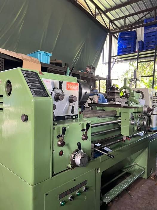 Manual Lathe Victor · VICTOR 400x1000