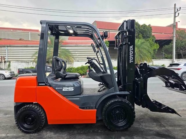 Diesel Forklift with Round Bale Clamp Toyota · 8FD25 MT