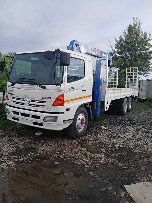 Truck-Mounted Crane Hino