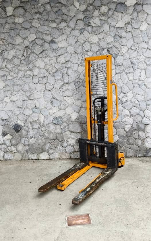 Forklift (Manual Stacker)