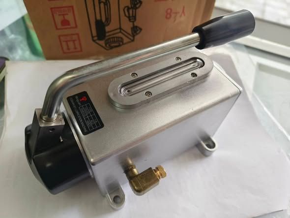 Hand-Operated Oil Pump Y-8