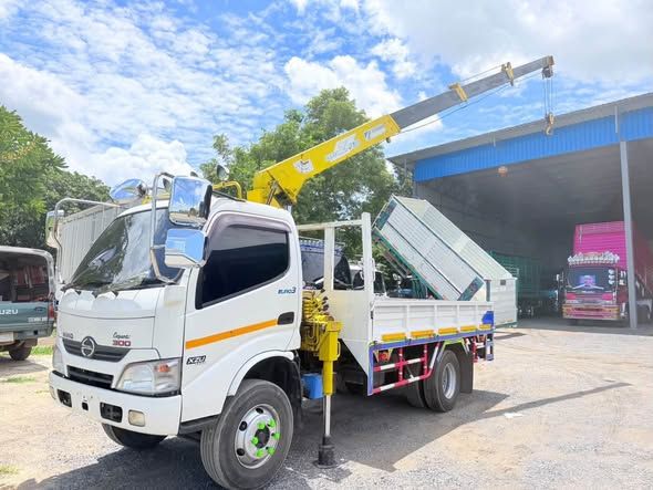 Crane Truck Hino · XZU 650